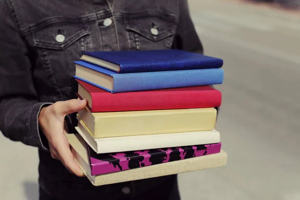 Libri Nelle Mani Una Giovane Ragazza — Foto Stock