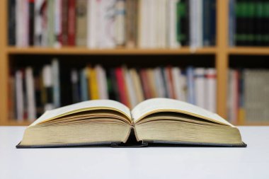 Beyaz arkaplan üzerine kitap aç