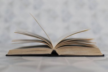 Beyaz arkaplan üzerine kitap aç