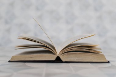 Beyaz arkaplan üzerine kitap aç