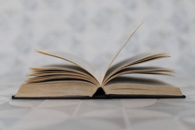 Beyaz arkaplan üzerine kitap aç