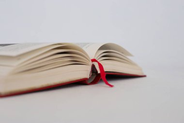 Beyaz arkaplan üzerine kitap aç