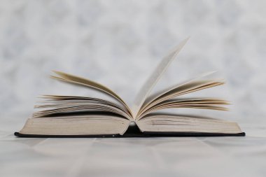 Beyaz arkaplan üzerine kitap aç
