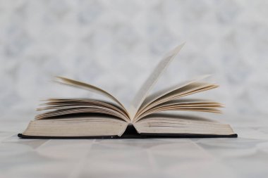 Beyaz arkaplan üzerine kitap aç