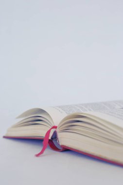 Beyaz arkaplan üzerine kitap aç