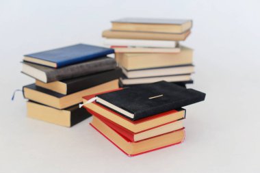 Beyaz arkaplan üzerine kitap yığını