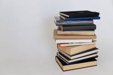 Beyaz arkaplan üzerine kitap yığını