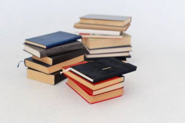 Beyaz arkaplan üzerine kitap yığını