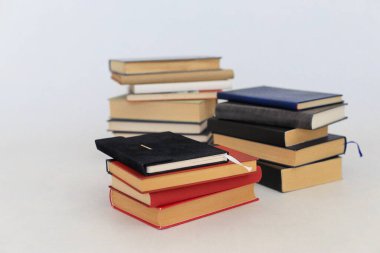 Beyaz arkaplan üzerine kitap yığını