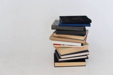 Beyaz arkaplan üzerine kitap yığını