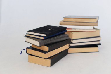 Beyaz arkaplan üzerine kitap yığını