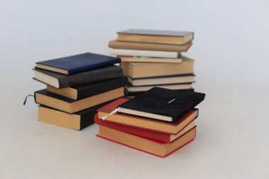 Beyaz arkaplan üzerine kitap yığını