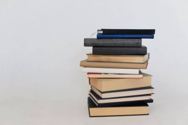 Beyaz arkaplan üzerine kitap yığını