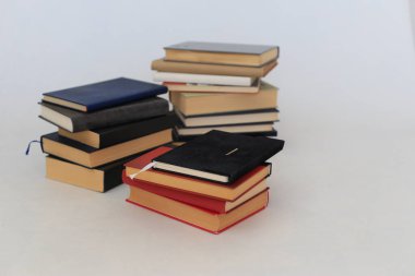 Beyaz arkaplan üzerine kitap yığını