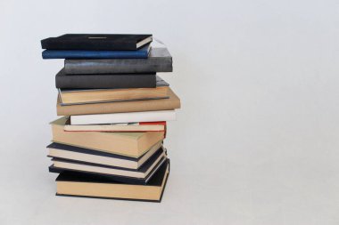 Beyaz arkaplan üzerine kitap yığını