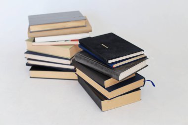 Beyaz arkaplan üzerine kitap yığını