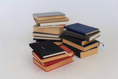 Beyaz arkaplan üzerine kitap yığını
