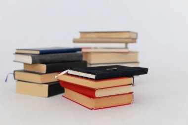 Beyaz arkaplan üzerine kitap yığını