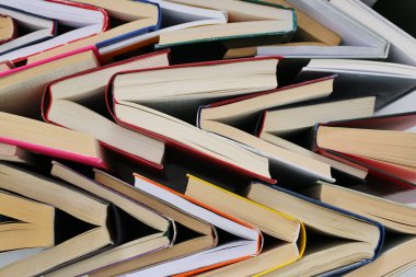 Dizilmiş kitapların arkaplanı