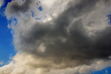 Beyaz bulutlu mavi gökyüzü