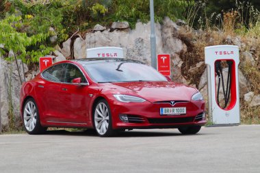 Hırvatistan 'ın Vrgorac kenti, 29,10.2021 Tesla elektrikli otomobili şarj edildi
