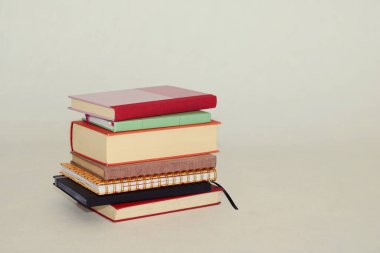 Beyaz arkaplan üzerine kitap yığını