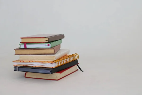 Beyaz arkaplan üzerine kitap yığını
