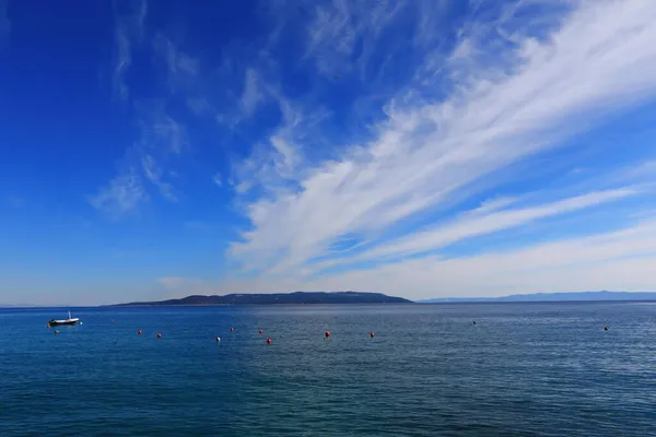 Cielo Azul Con Nubes Blancas Sobre Mar — Foto de Stock