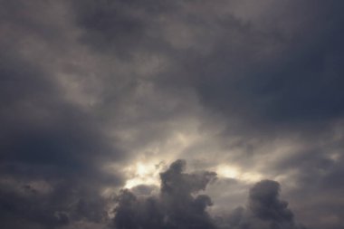  Kara gökyüzü ve yağmur bulutları