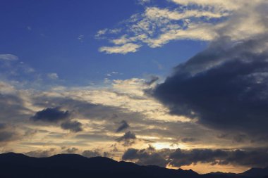 yağmur bulutları ile mavi gökyüzü