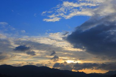 yağmur bulutları ile mavi gökyüzü