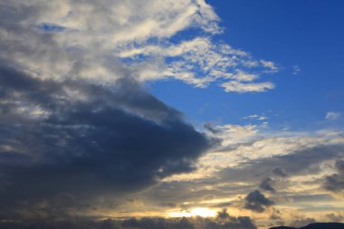 yağmur bulutları ile mavi gökyüzü