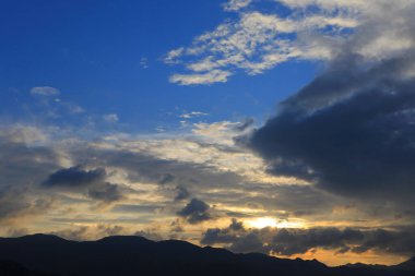 yağmur bulutları ile mavi gökyüzü