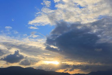 yağmur bulutları ile mavi gökyüzü