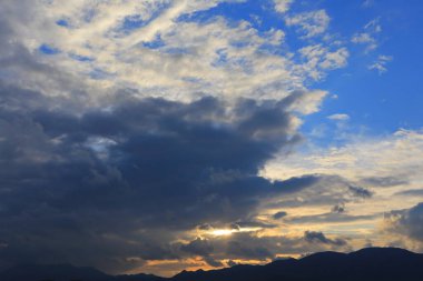 yağmur bulutları ile mavi gökyüzü