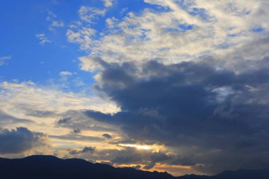 yağmur bulutları ile mavi gökyüzü