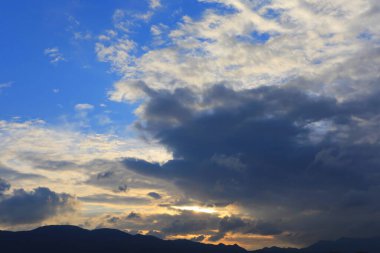 yağmur bulutları ile mavi gökyüzü