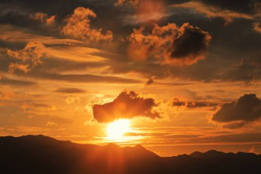 Mavi gökyüzü yağmur bulutlarının altında gün batımı