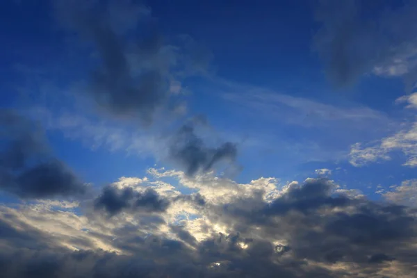 雨の雲と青空 — ストック写真