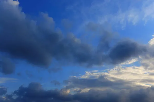 雨の雲と青空 — ストック写真