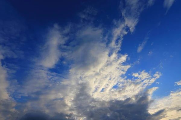 Голубое Небо Облаками Дождя — стоковое фото