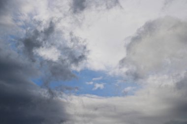 Kara gökyüzü ve yağmur bulutları