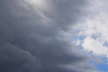 Kara gökyüzü ve yağmur bulutları