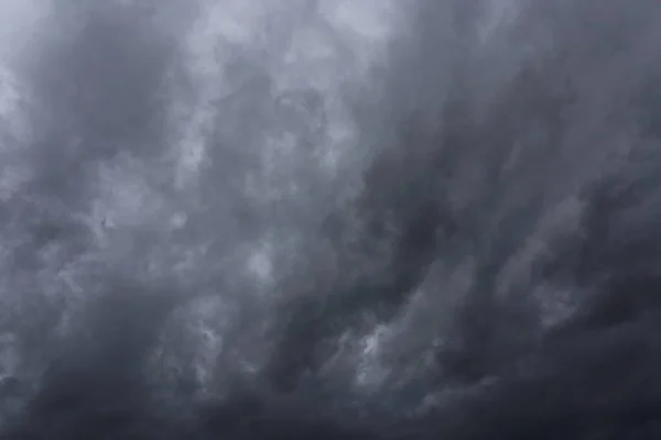 Dunkler Himmel Mit Regenwolken — Stockfoto