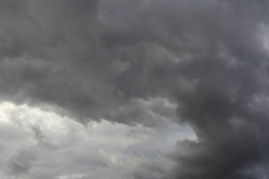 Kara gökyüzü ve yağmur bulutları