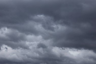 Kara gökyüzü ve yağmur bulutları