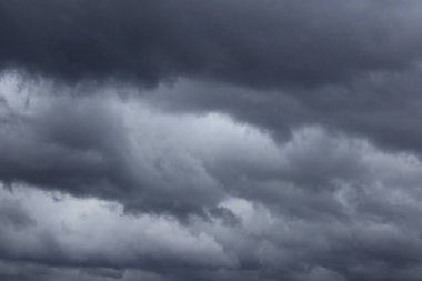 Kara gökyüzü ve yağmur bulutları