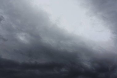 Kara gökyüzü ve yağmur bulutları