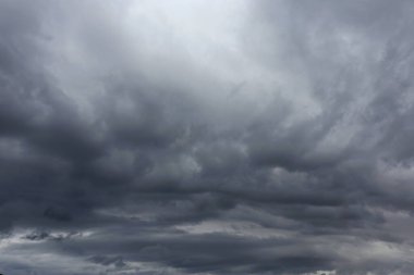 Kara gökyüzü ve yağmur bulutları