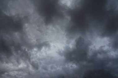 Kara gökyüzü ve yağmur bulutları